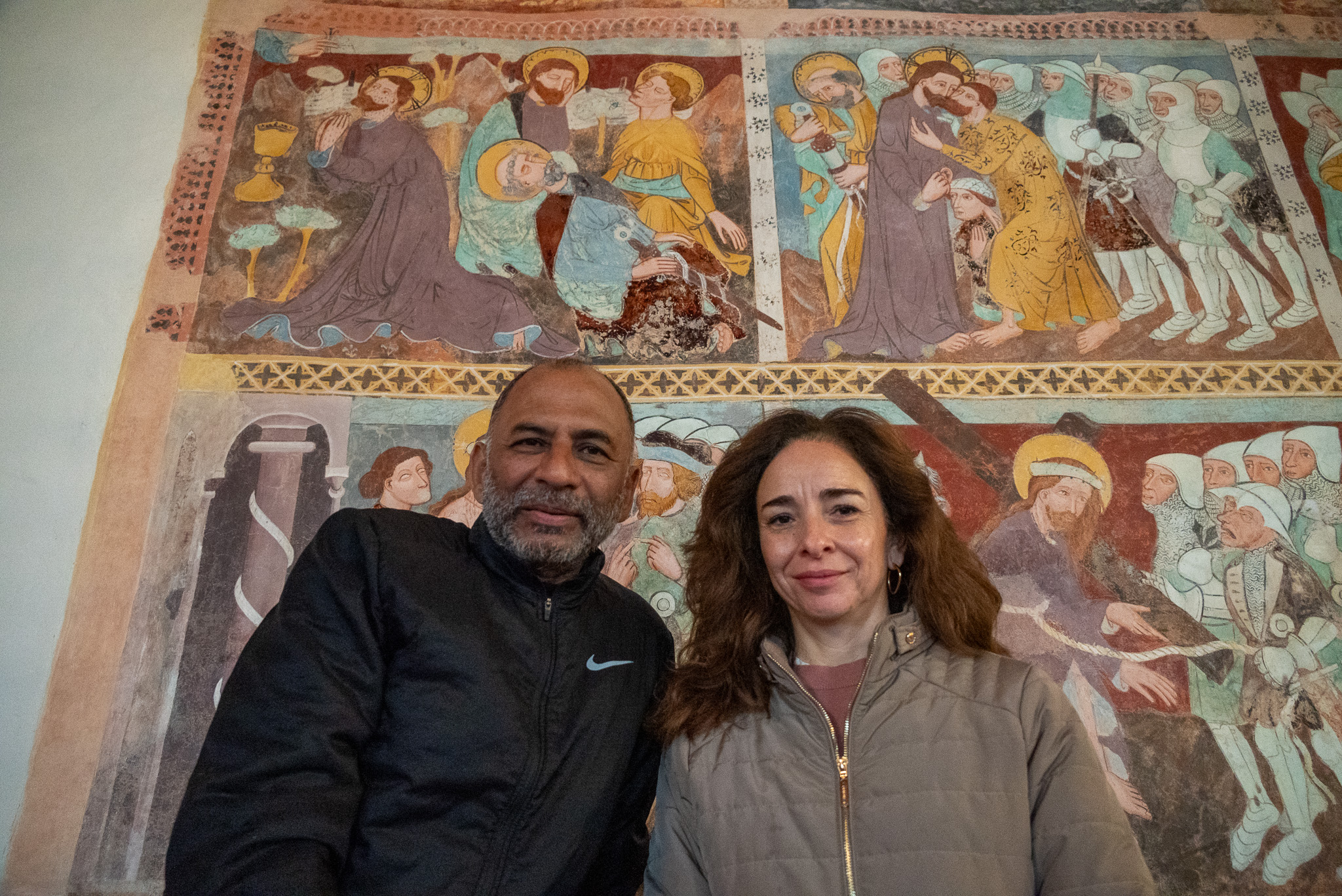 Ravi Agarwal und Paulina Lopez beschäftigen sich mit dem Verschwinden von Gletschern. In einem Fresko aus dem 15.Jahrhundert in der Kirche von Tenna haben sie einen winzigen Hinweis auf einen Gletscher entdeckt, der längst geschmolzen ist.