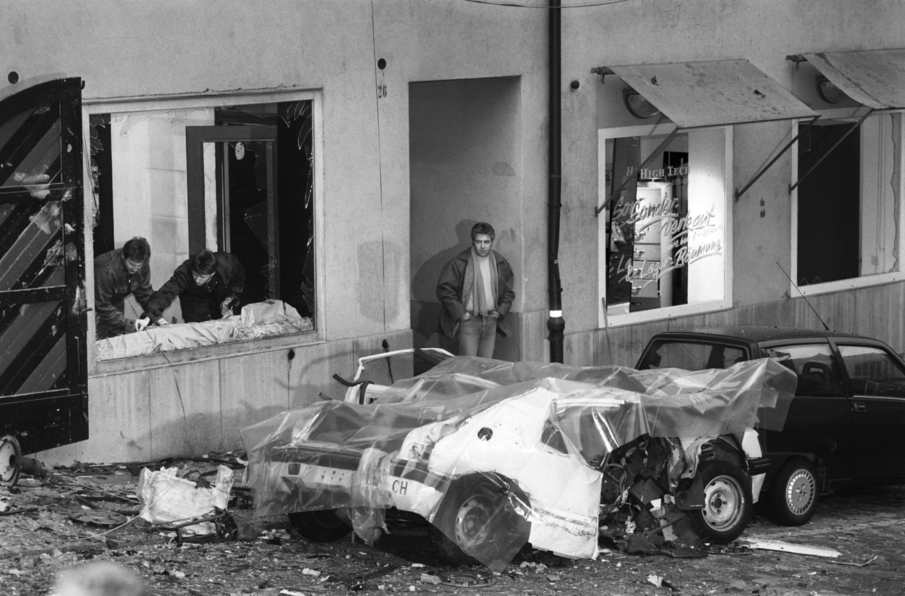在伯尔尼炸死贝利尔活动人士的汽车炸弹事件发生后的情景。