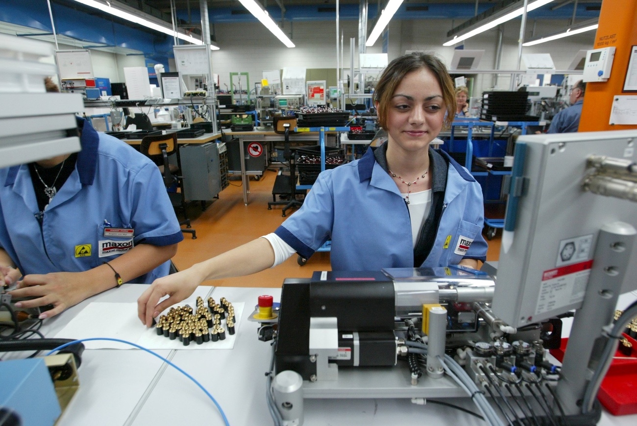 Operaie in una fabbrica nel Canton Obvaldo.