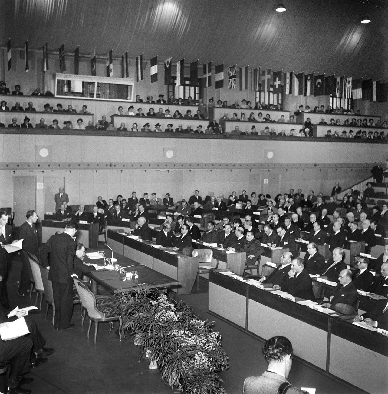 Treffen zur Unterzeichnung der vier Genfer Konventionen, 1949, schwarz-weiss Bild