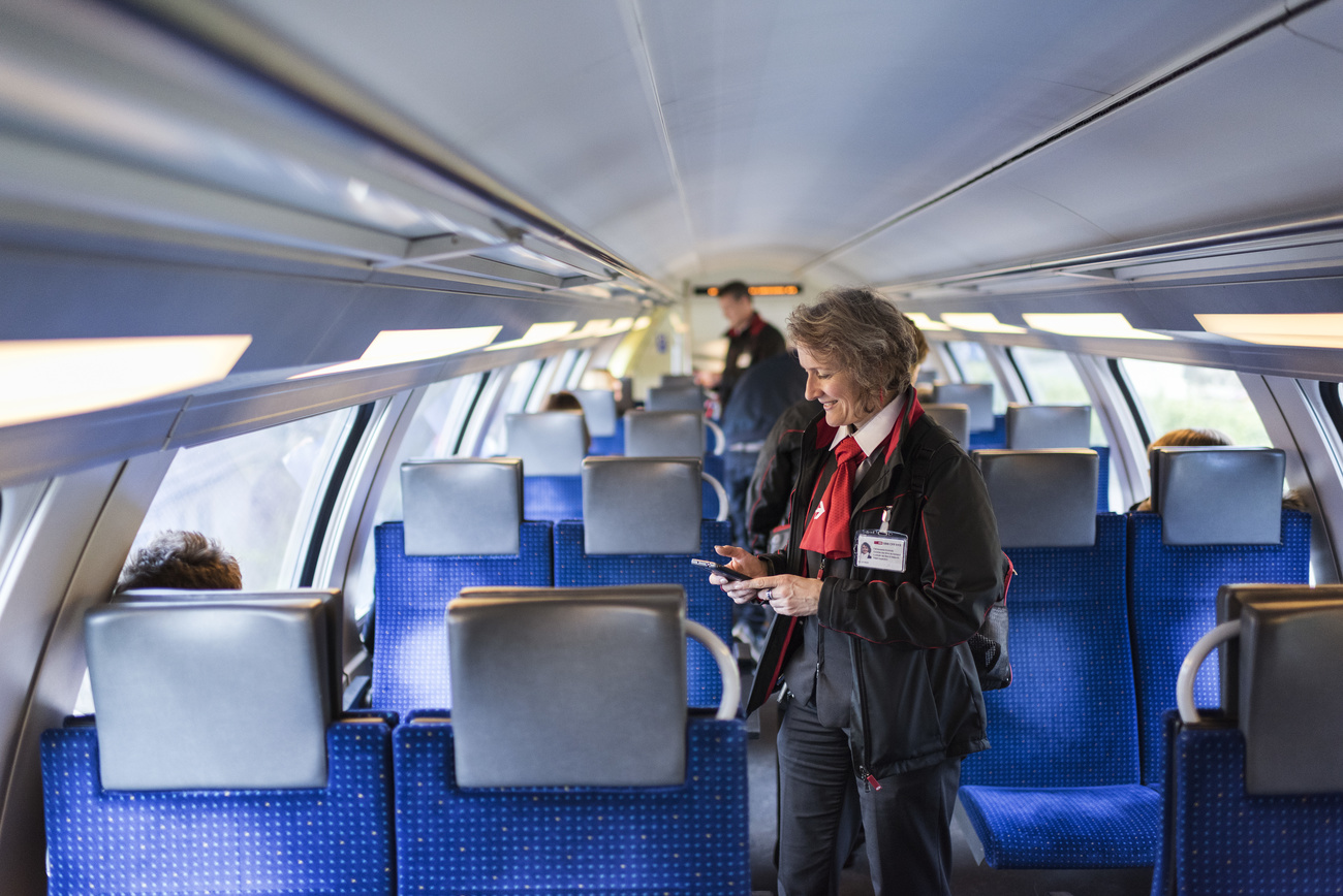 Controllo dei biglietti su un treno.