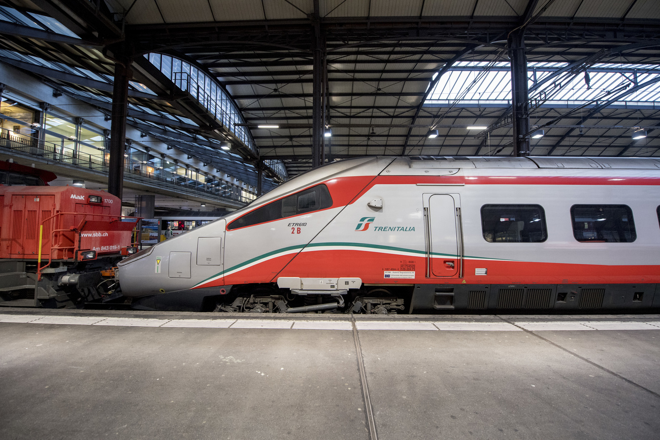 Un Eurocity di Trenitalia alla stazione di Lucerna.