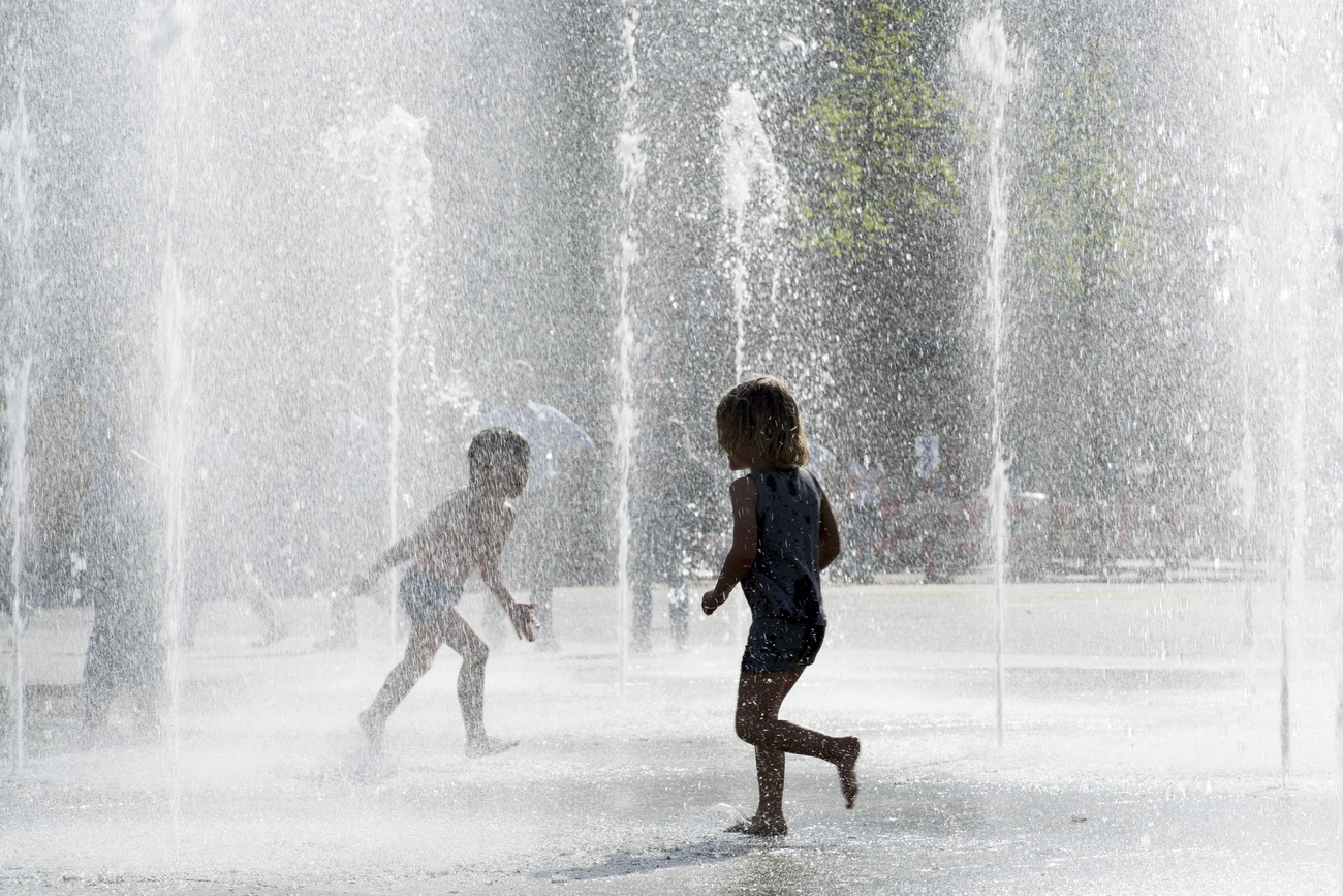 Bimbi giocano con i getti d'acqua sulla Piazza federale.
