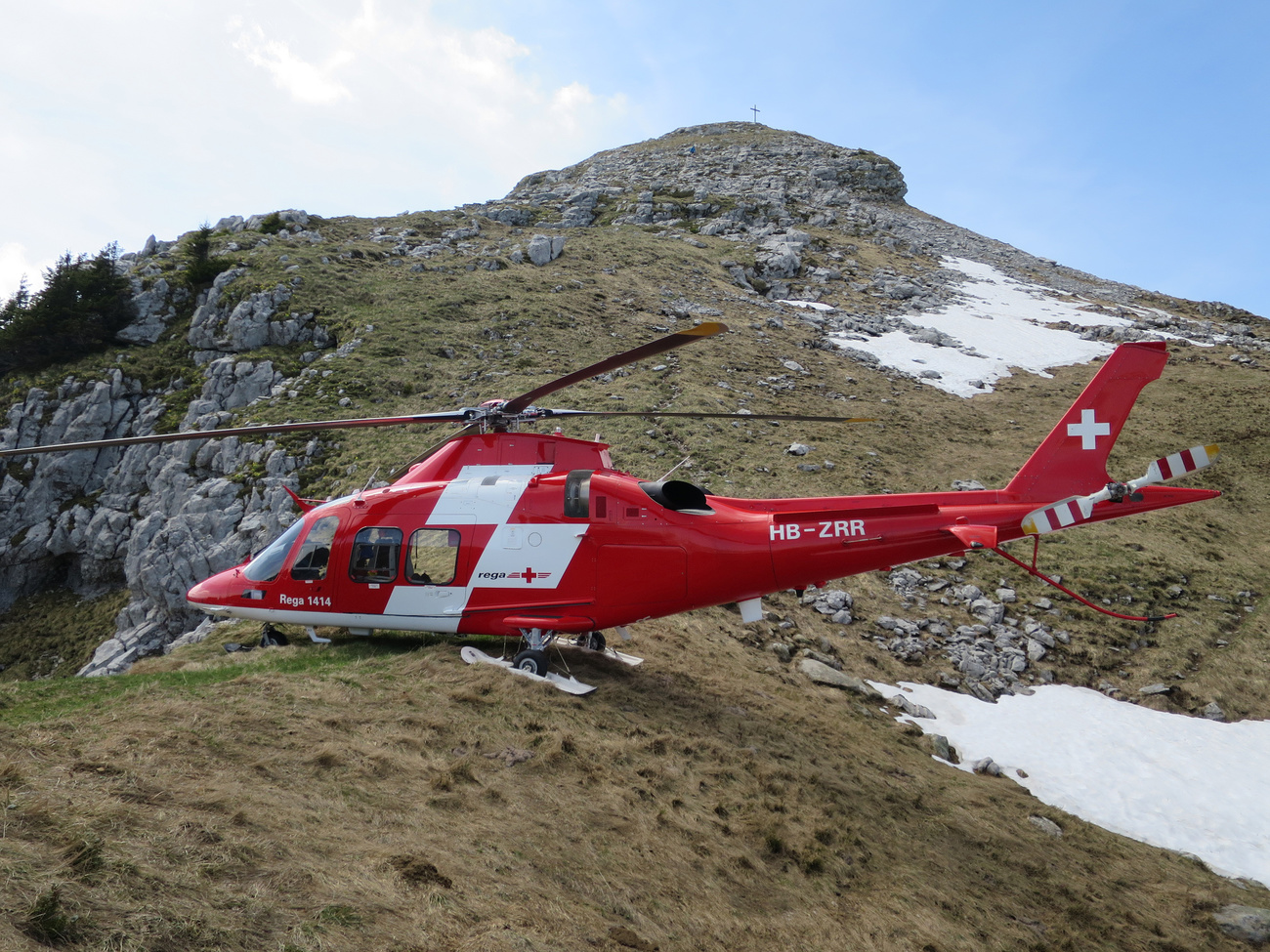 Un elicottero della REGA in un'operazione di salvataggio in montagna.