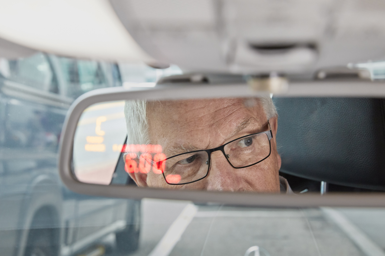 [Symbolic Image, Staged Picture] A taxi driver of retirement age at work in Lucerne, Switzerland, on June 8, 2018. (KEYSTONE/Christof Schuerpf)