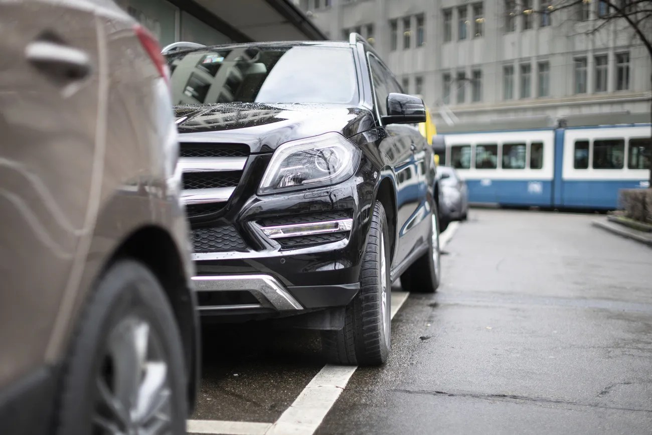 巴塞爾城市半州政府認為：城市空間有限，大型車車主應該為佔用更多泊車面積而繳納更高費用。