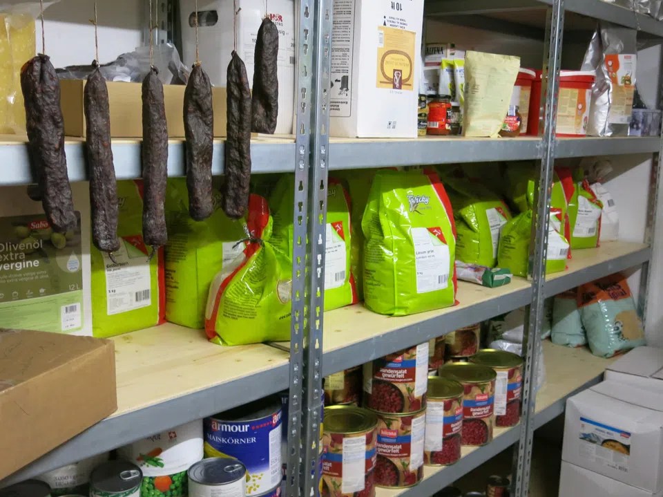 Well-stocked larder in the Geltenhütte: But after a good week, most of the food and drink has been eaten and drunk.