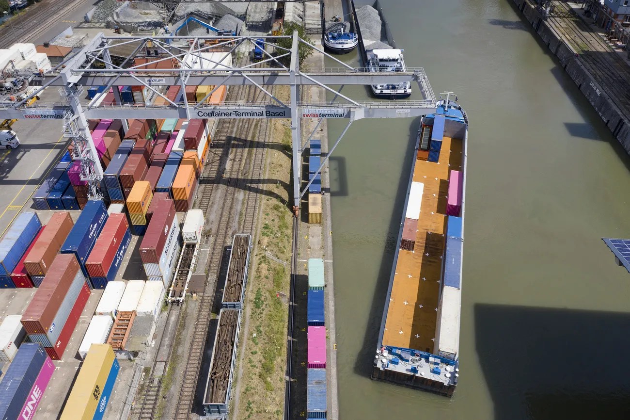 巴塞爾附近的貨櫃碼頭正在處理海運貨櫃。