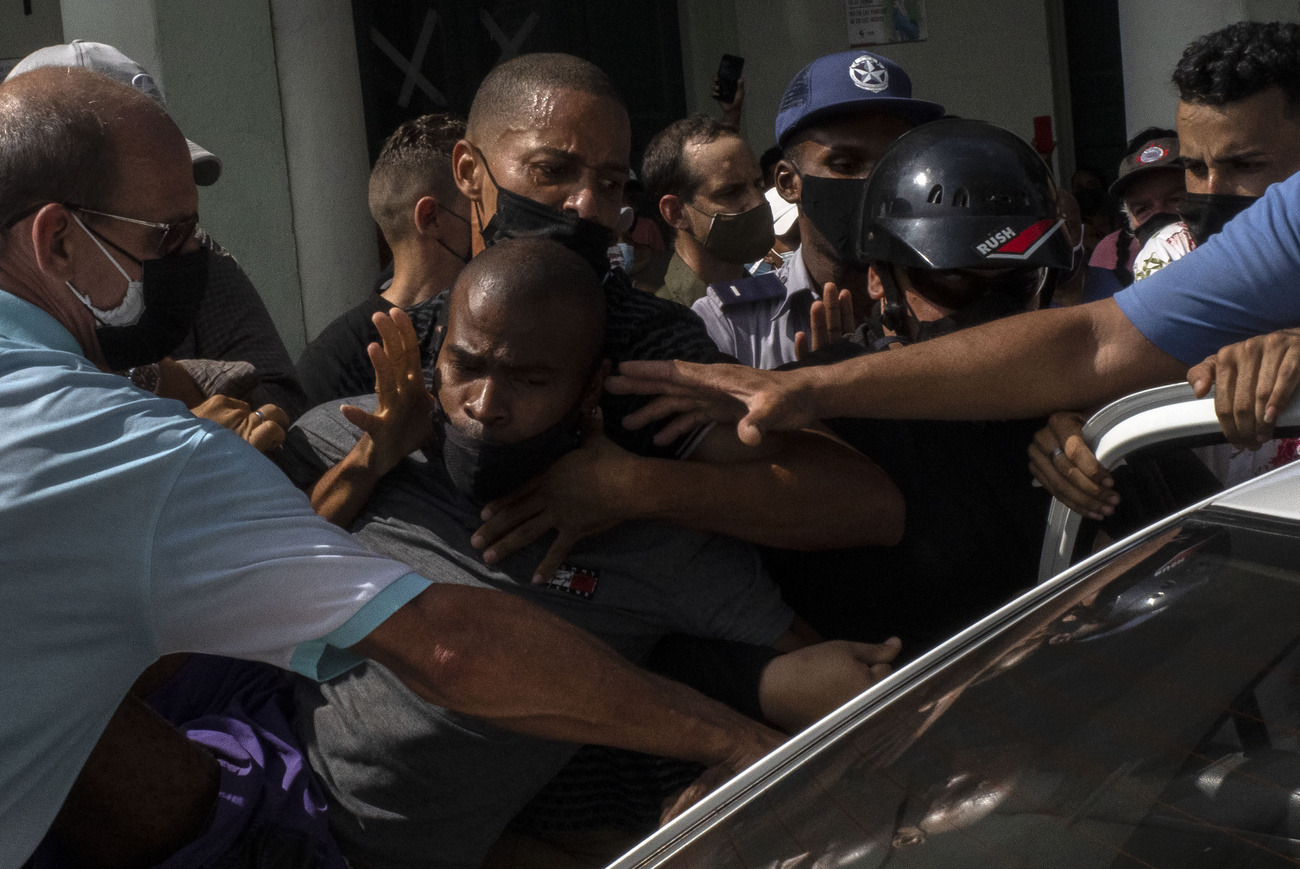 La policía detiene a un manifestante antigubernamental durante una protesta en La Habana, Cuba, el domingo 11 de julio de 2021. Cientos de manifestantes salieron a las calles en varias ciudades de Cuba para protestar contra la continua escasez de alimentos y los altos precios de los productos alimenticios, en medio de la crisis del nuevo coronavirus.