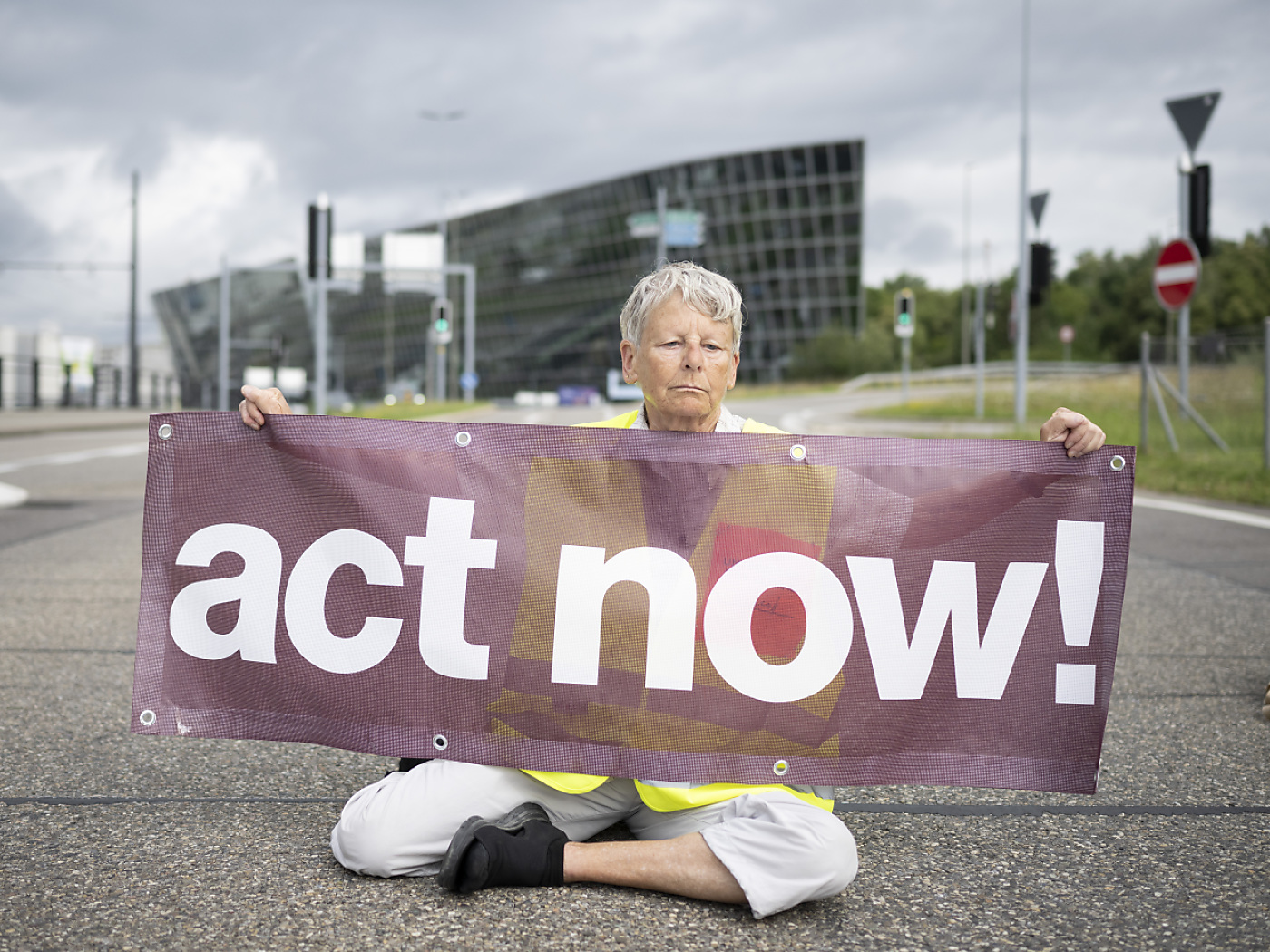 Climate activists block road to Zurich Airport