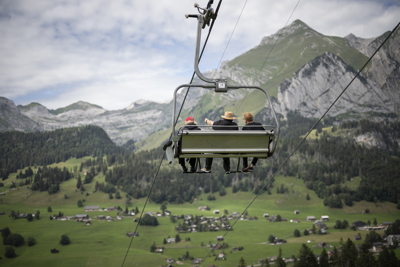 Ein Sessellift in den Alpen