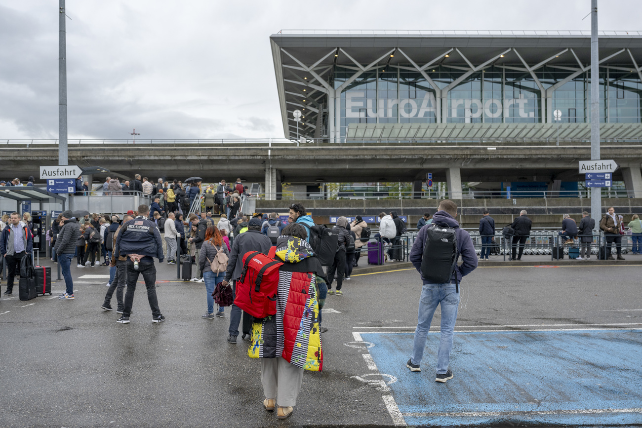 Passeggeri evacuati allo scalo di Basilea.