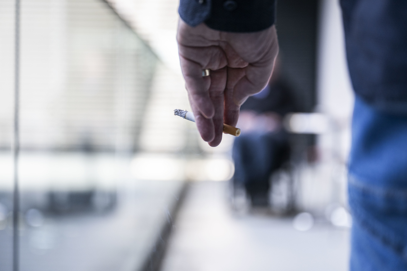 约24%的瑞士人自视为烟民。