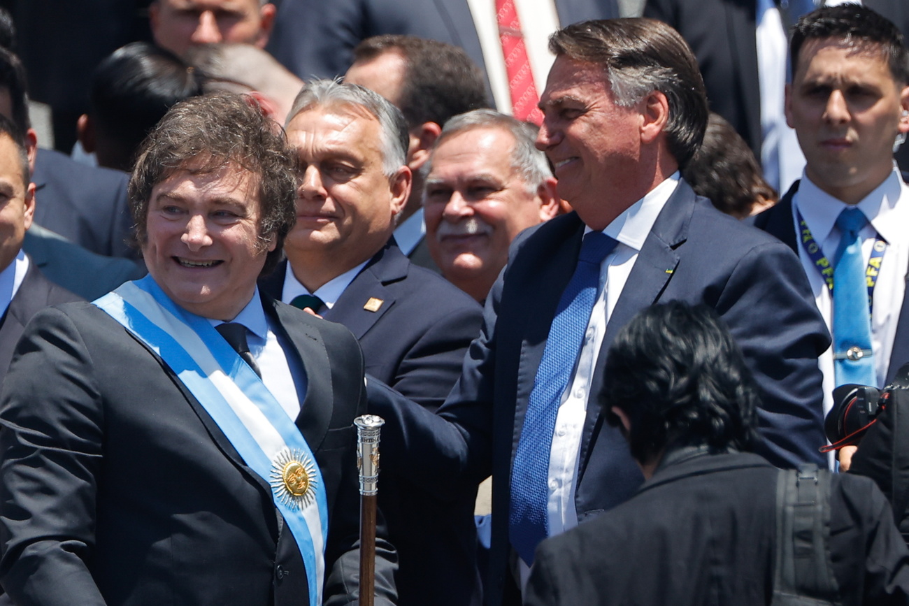 El presidente de Argentina, Javier Milei (izquierda), saluda al expresidente brasileño Jair Bolsonaro.