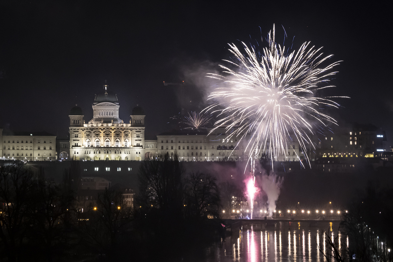 Fuochi d'artificio davanti a Palazzo federale a Berna.
