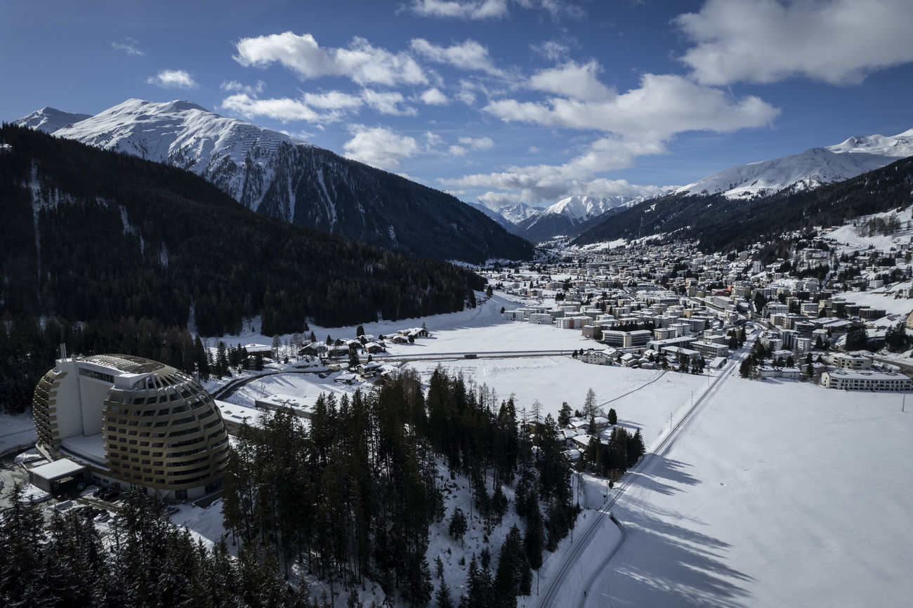 Davos vista dall'alto in inverno.