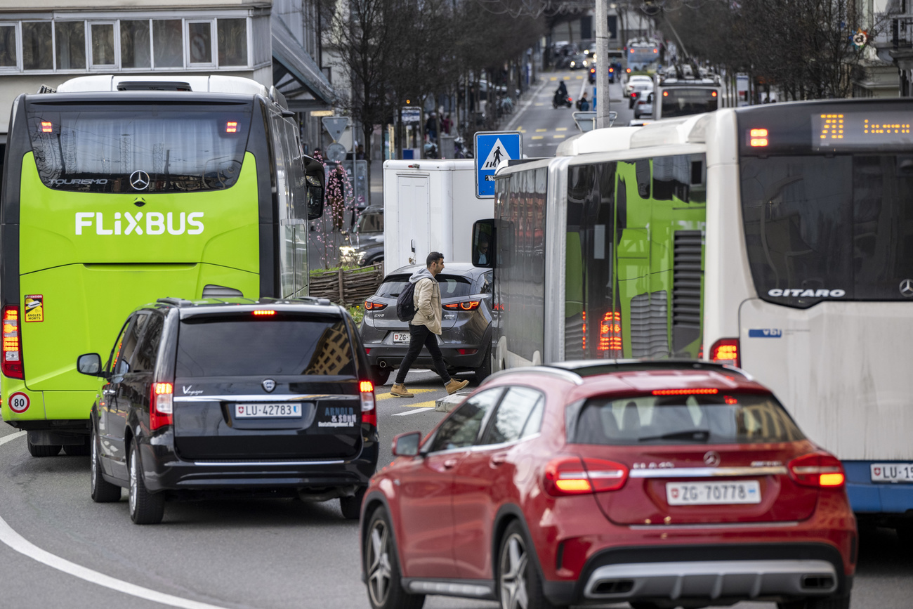 Traffico veicolare in una città svizzera.