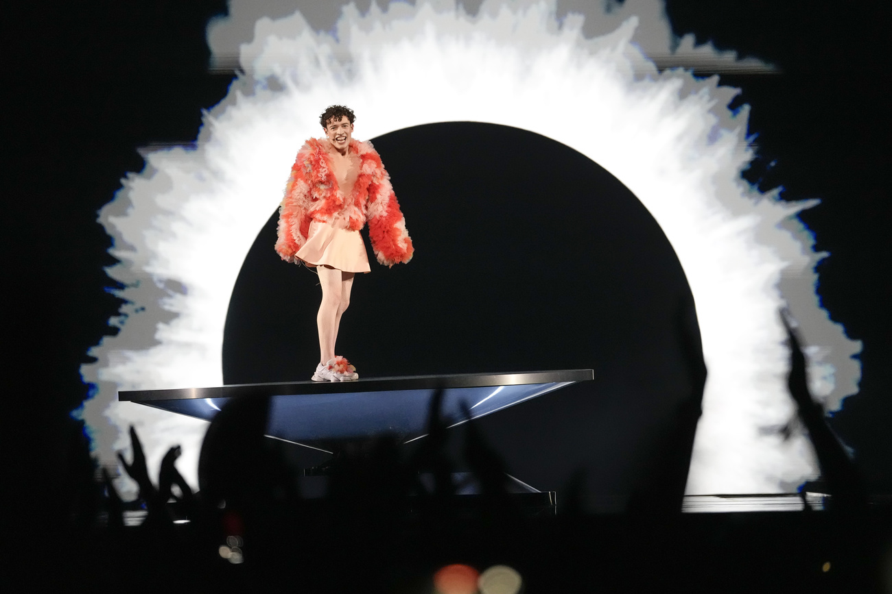 Nemo auf der Bühne des Eurovision Song Contest