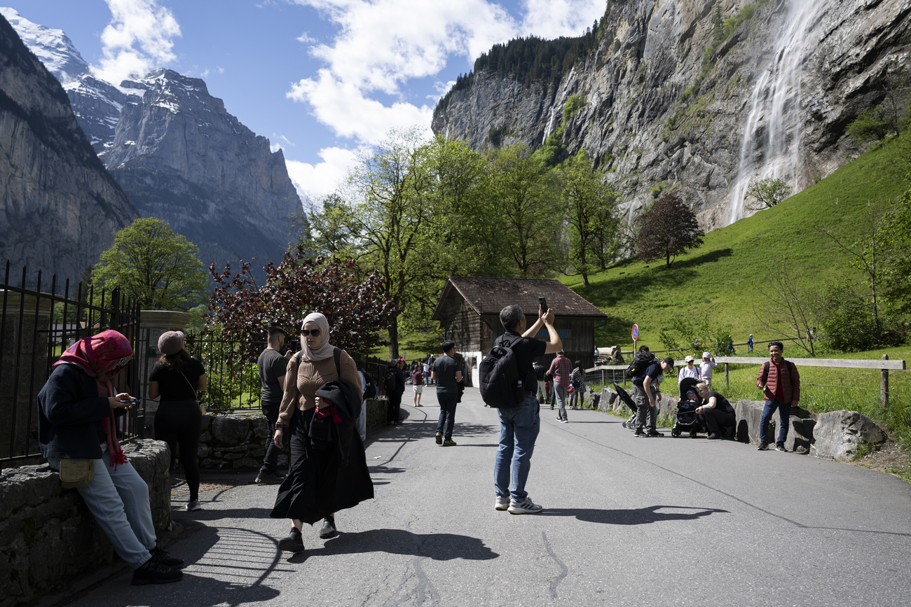 Turisti passeggiano a Lauterbrunnen (Oberland Bernese).