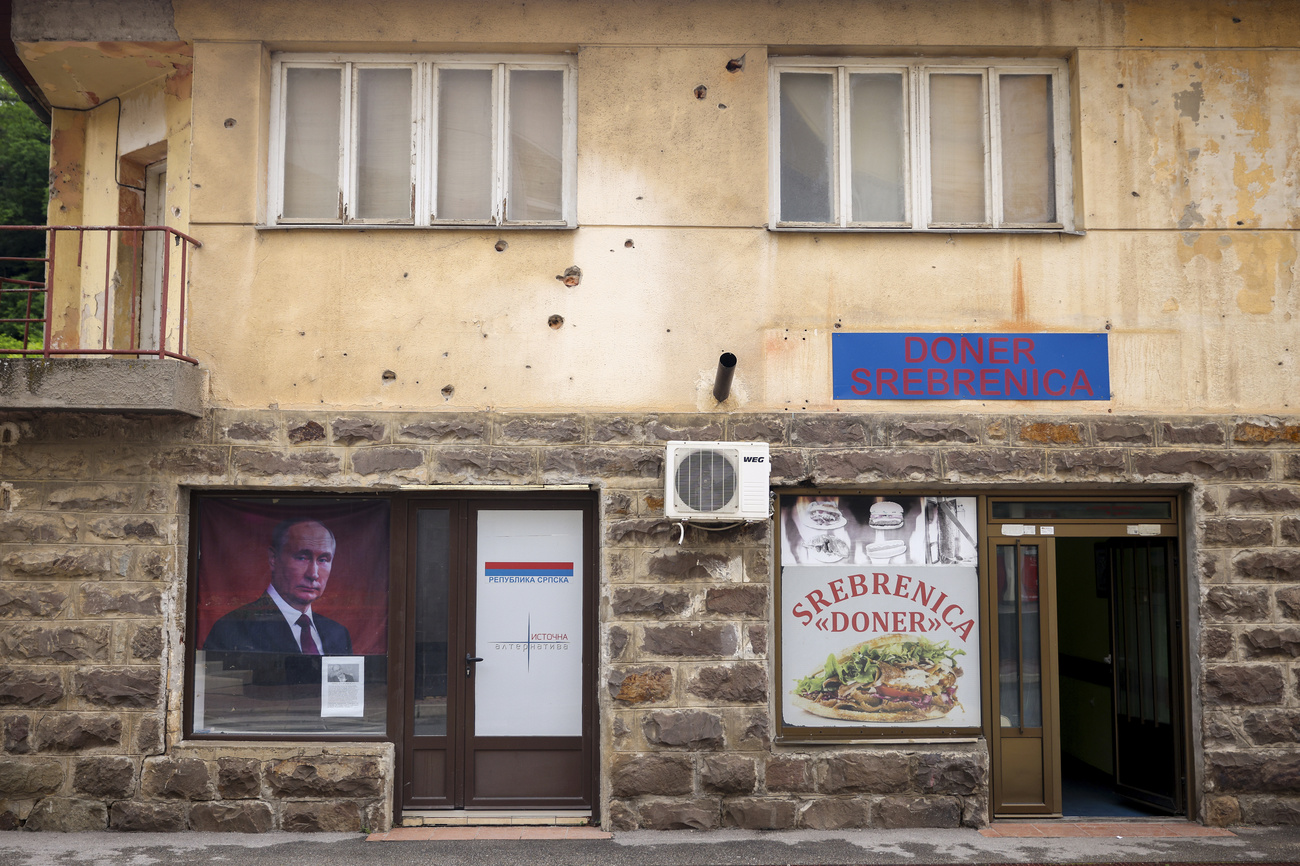 Ein Gebäude mit einem Putin- und einem Doner-Bild