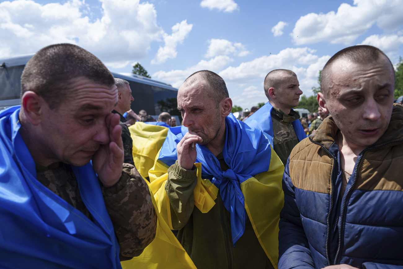 Украинские военнослужащие возвращаются из плена во время обмена военнопленными в Сумской области, Украина, пятница, 31 мая 2024 года. Украина получила 75 пленных, включая четырех гражданских лиц, в ходе последнего обмена военнопленными с Россией. Это уже четвертый обмен пленными в этом году и 52-й с момента вторжения России в Украину. Всего с начала войны было возвращено 3210 украинских военнослужащих и гражданских лиц. (AP Photo/Evgeniy Maloletka)