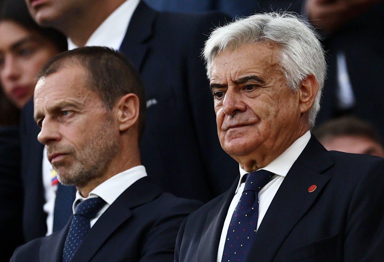 El presidente de la UEFA, Aleksander Ceferin (izquierda), y Pedro Rocha (derecha), presidente de la asociación de fútbol de España RFEF, observan antes del partido de octavos de final de la UEFA EURO 2024 entre España y Georgia, en Colonia, Alemania, el 30 de junio de 2024.