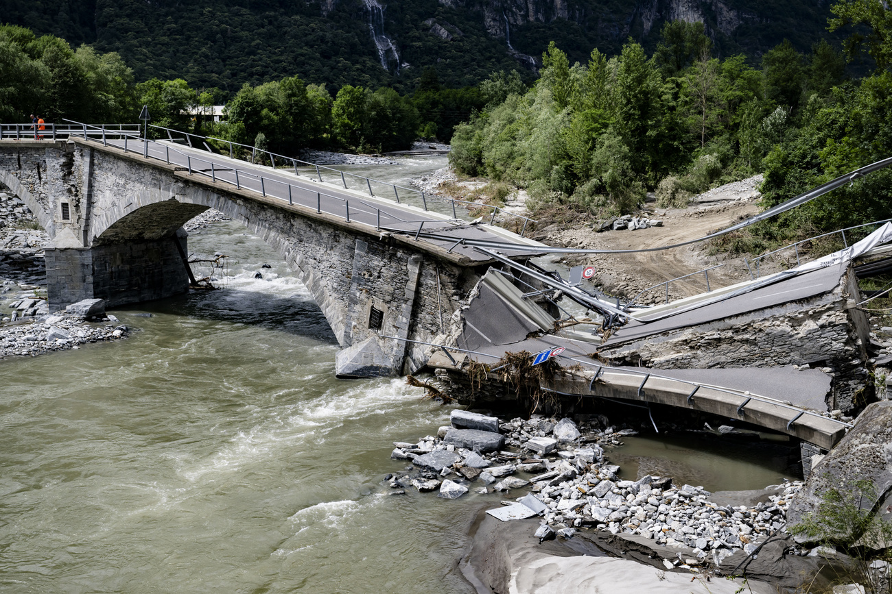 zerstörte brücke im tessin