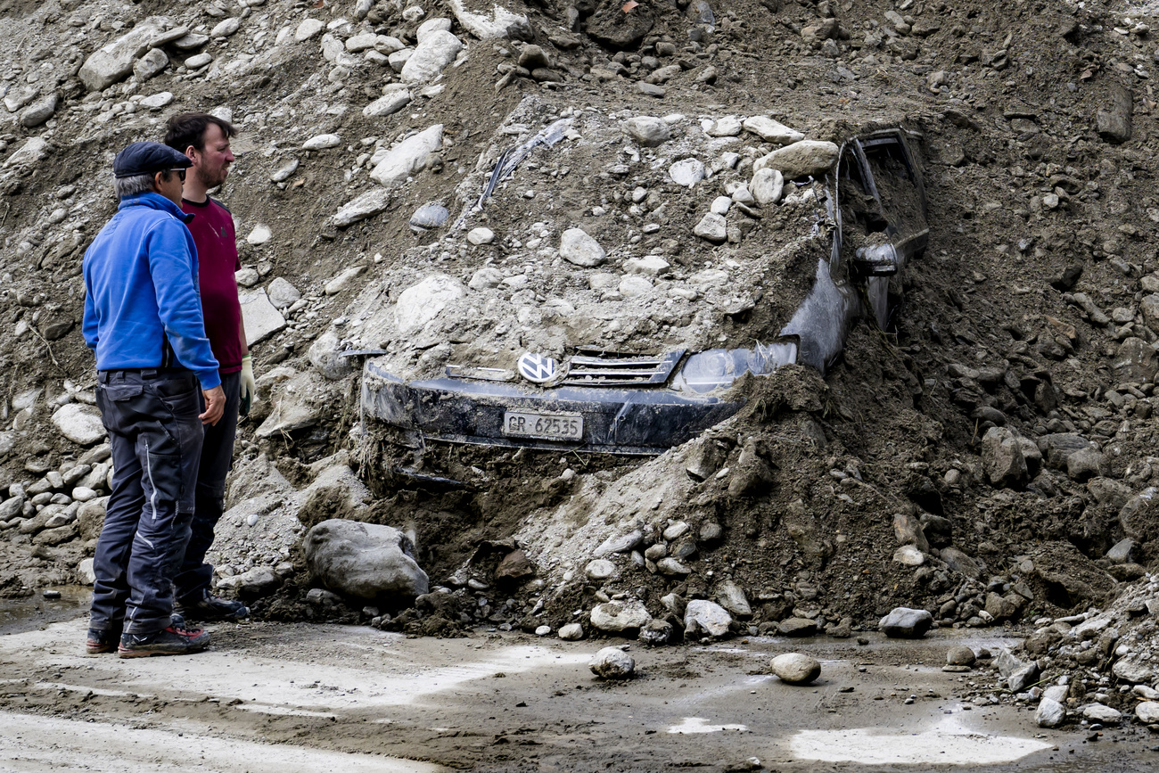 suv sepolta da terra, fango e sassi