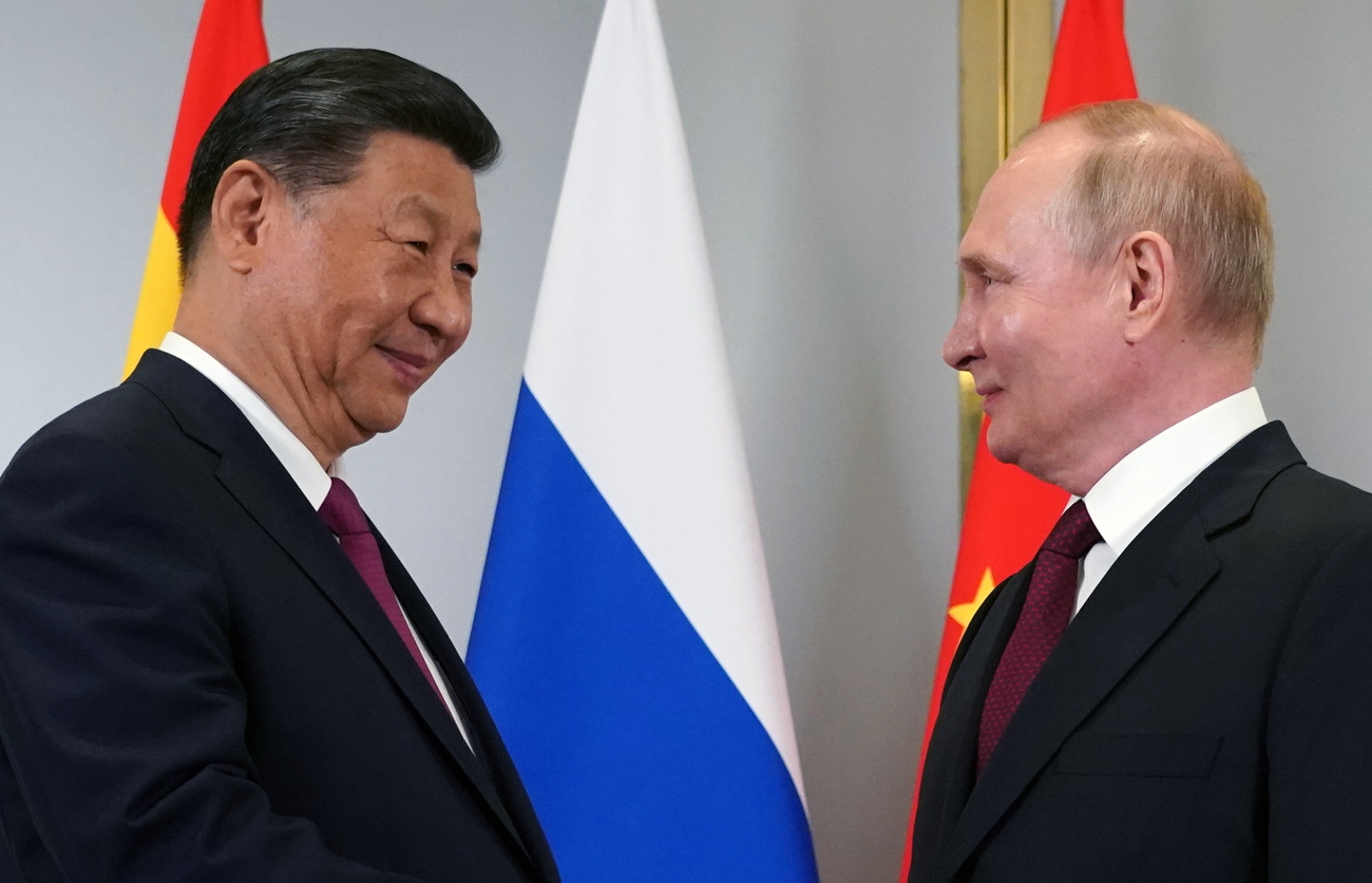 俄罗斯总统弗拉基米尔·普京和中国国家主席习近平亲切握手