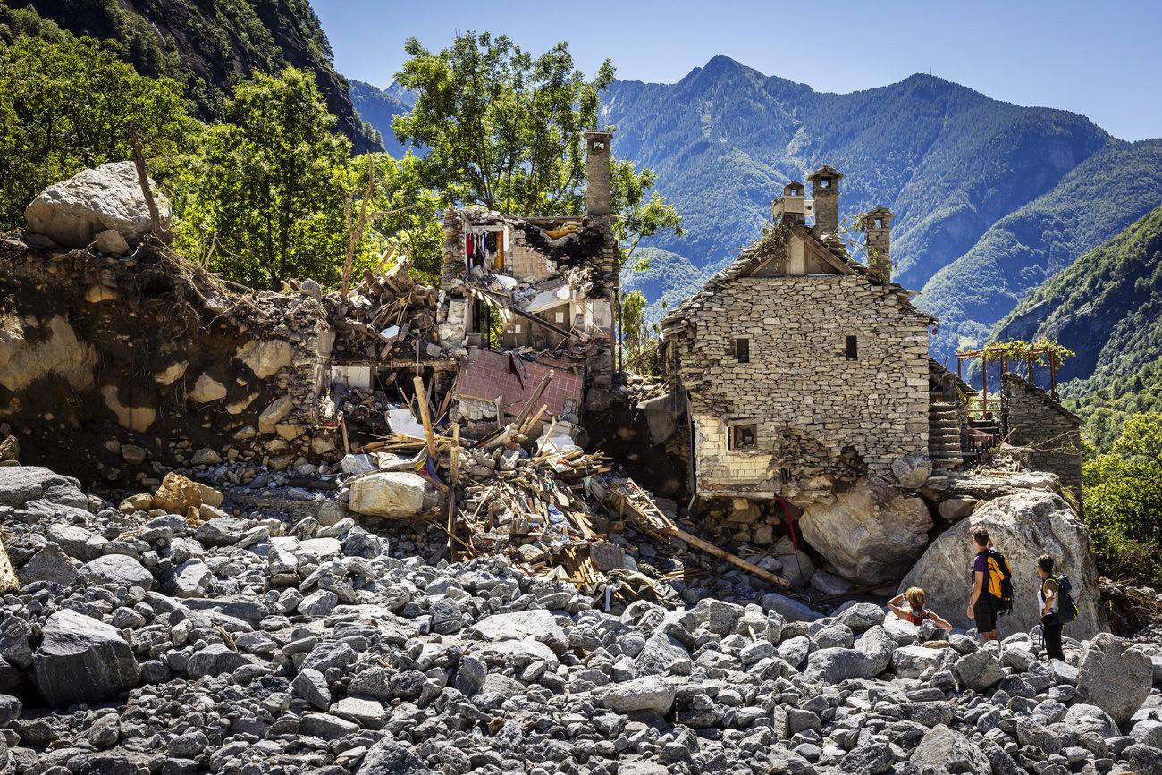 Una casa distrutta da una frana caduta in Val Bavona, in zona Fontana.