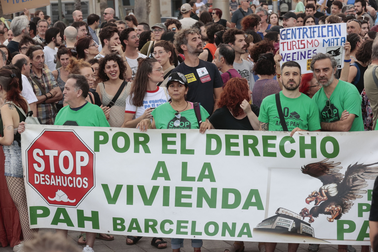 Personas asisten a una protesta contra el turismo bajo el lema "¡Basta! Pongamos límites al turismo", organizada por diferentes grupos de la sociedad civil en Barcelona, Cataluña, España, el 6 de julio de 2024. Los residentes locales denuncian el exceso de turismo en la ciudad de Barcelona.