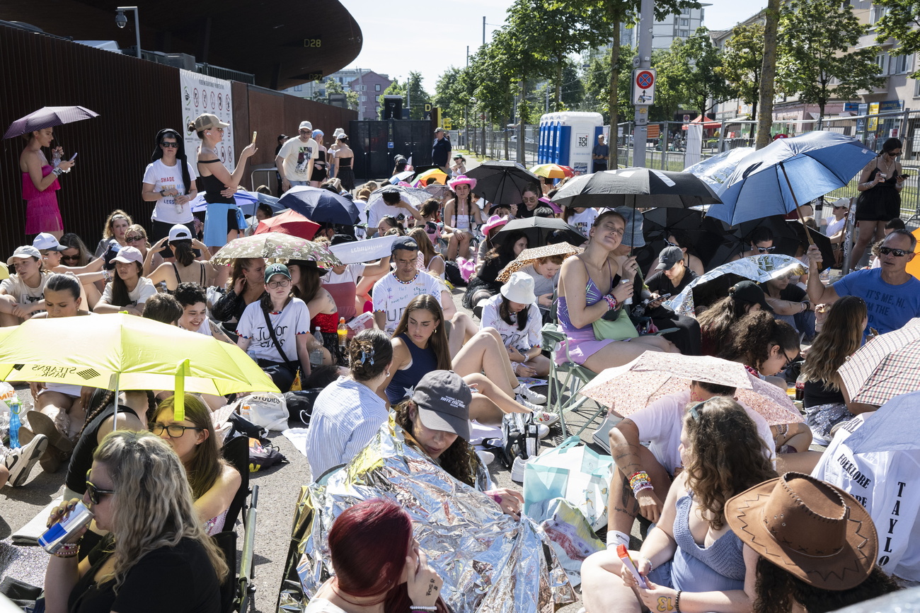 Taylor Swift-Fans warten auf den Beginn des Konzerts in Zürich