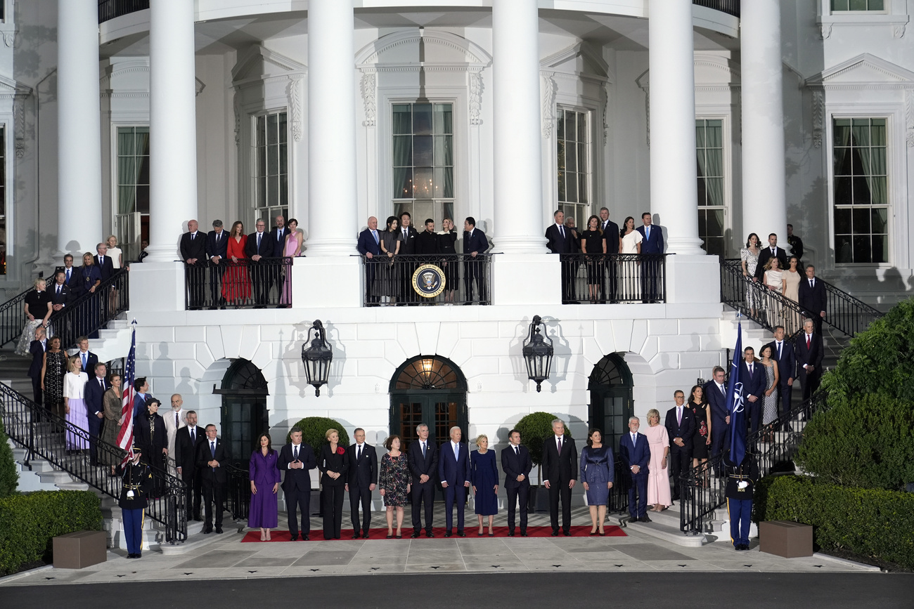 Tutti gli invitati al vertice della Nato davanti alla Casa Bianca per la foto di rito.