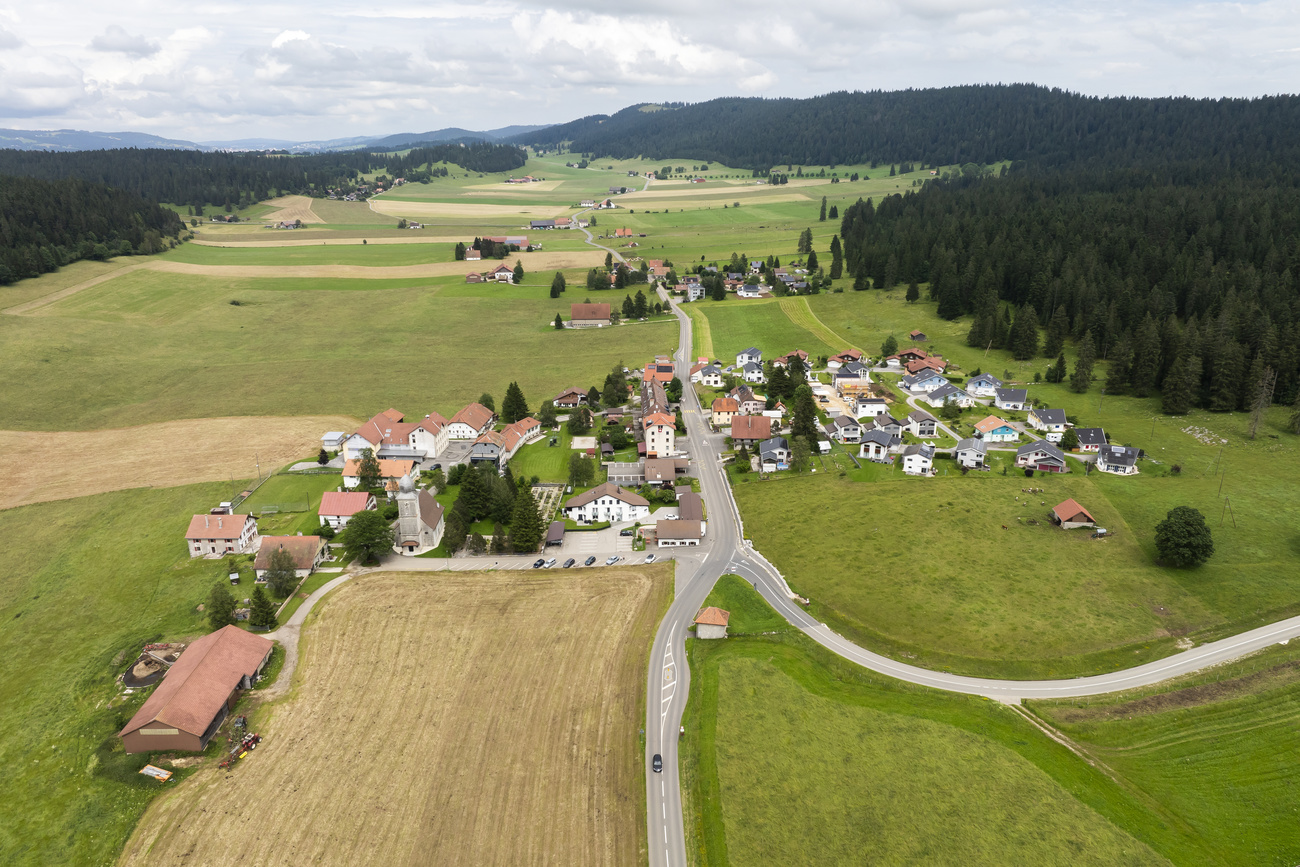 Veduta del piccolo villaggio di Chaux-du-Milieu