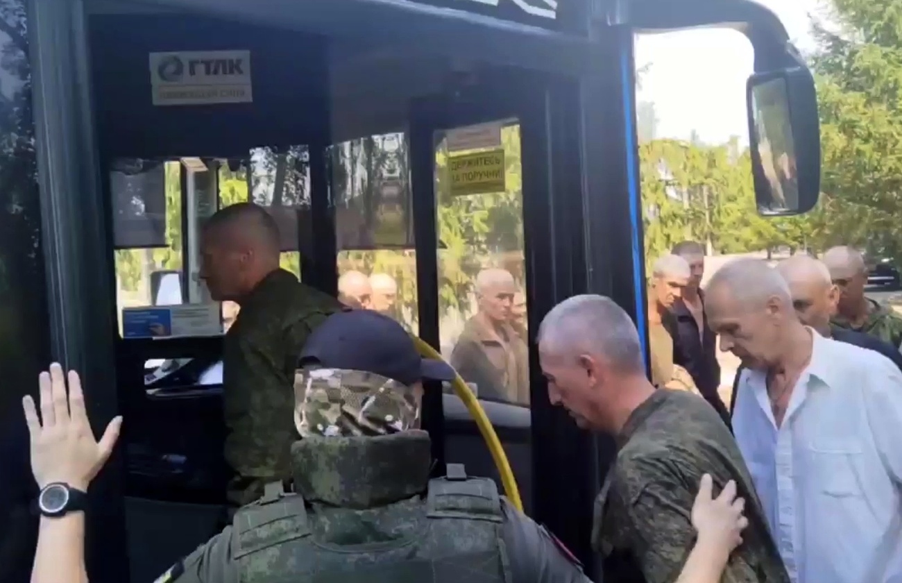 prigionieri di guerra salgono su un bus.