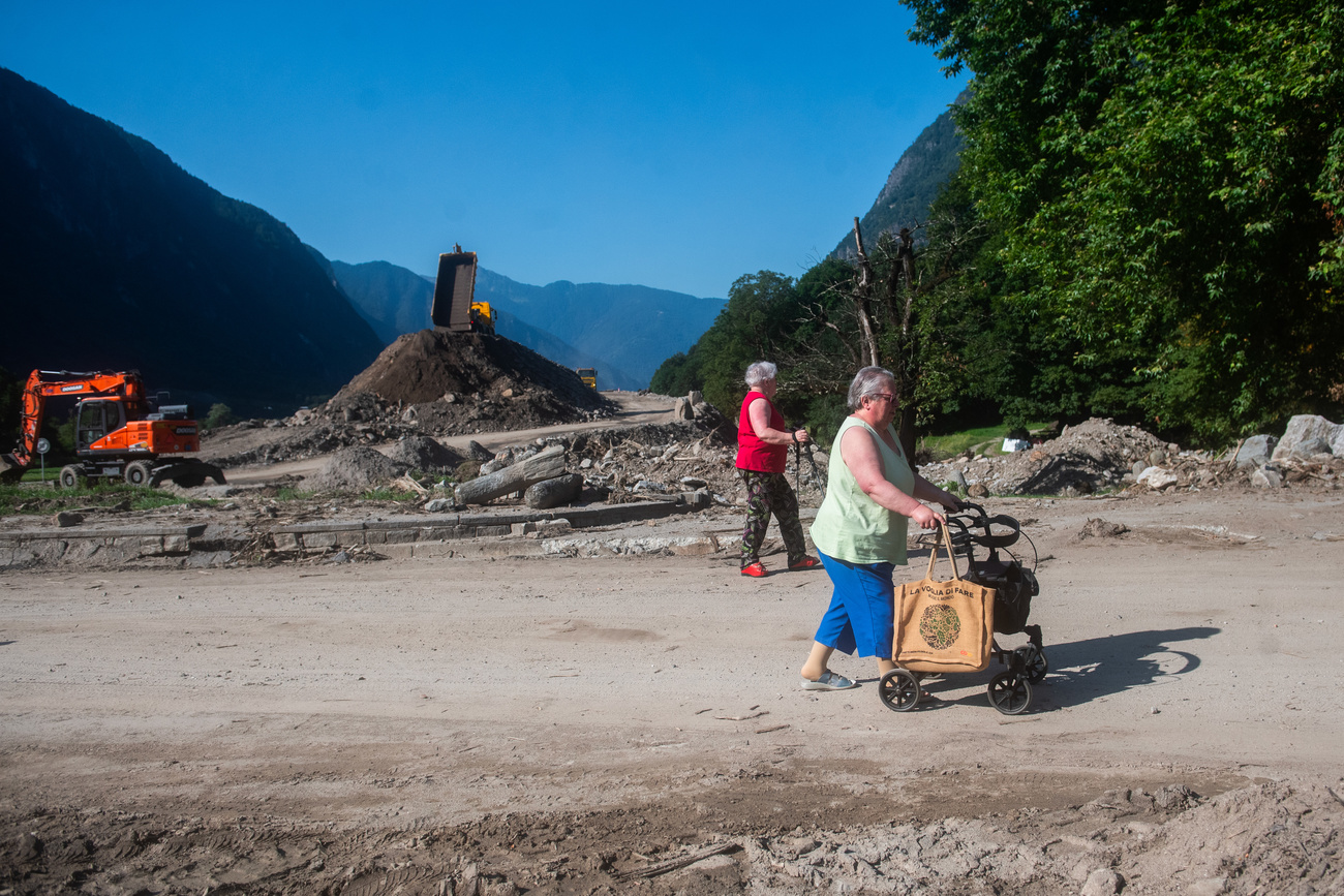 Volontari al lavoro a Lostallo.