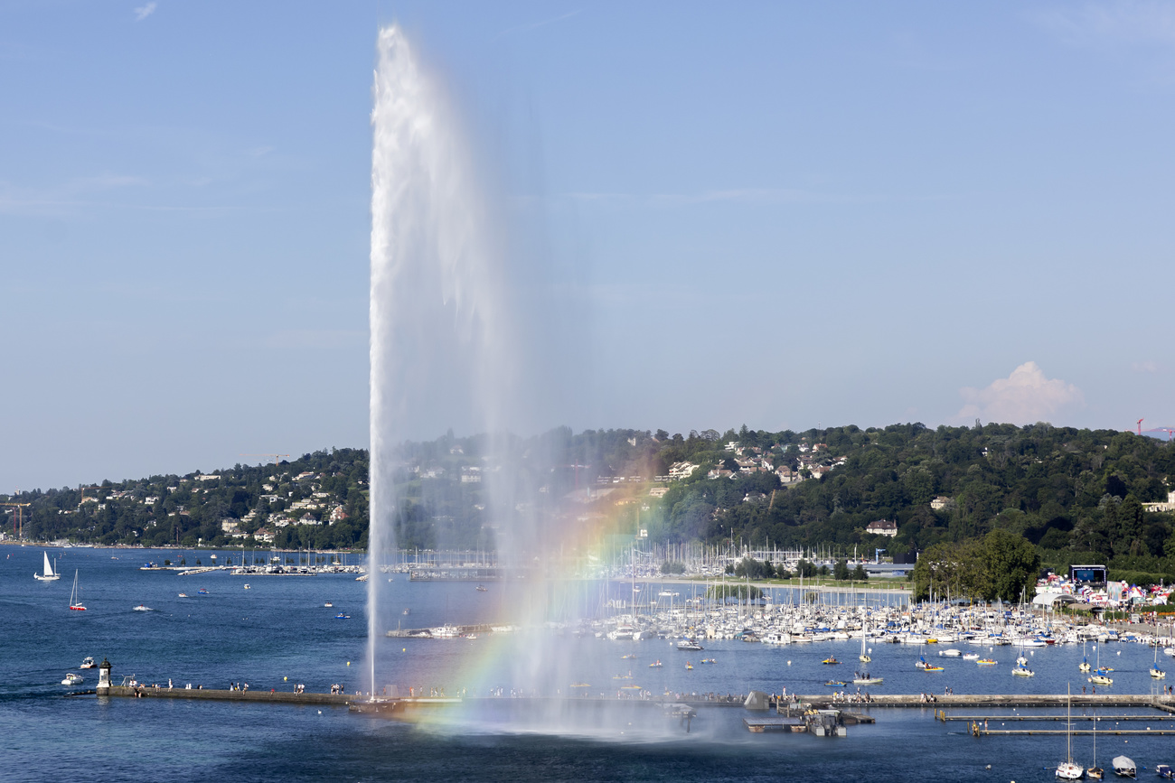 Photo of the rade of Geneva with its famous water fountain and a rainbow