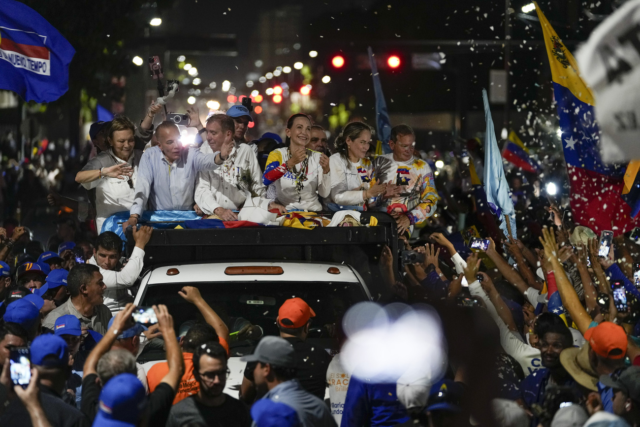 El candidato presidencial Edmundo González, centro izquierda, y la líder opositora María Corina Machado, centro derecha, saludan a sus seguidores durante un mitin de campaña en Maracaibo, Venezuela, el martes 23 de julio de 2024. Las elecciones presidenciales están programadas para el 28 de julio.