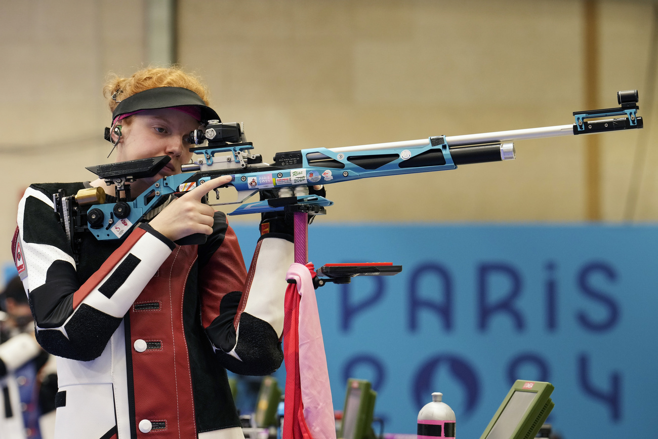 Швейцарка Одри Гонья готовится к финалу соревнований по стрельбе из пневматической винтовки с 10 метров среди женщин на Летних Олимпийских играх 2024 года в Шатору, Франция.