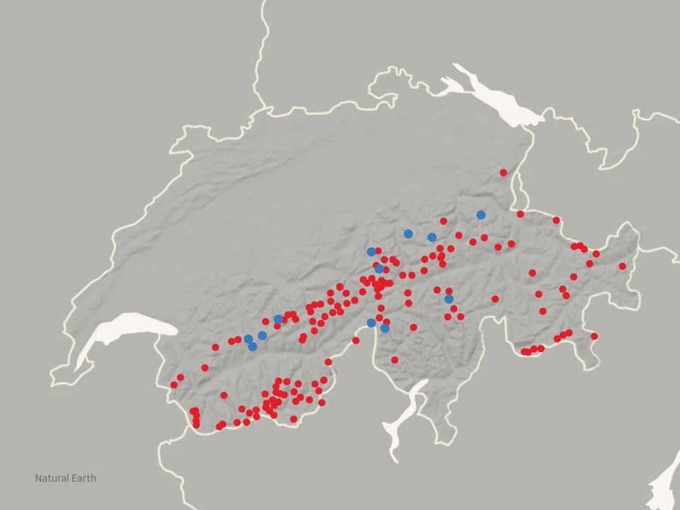 Nur knapp ein Dutzend Hütten müssen nicht mit dem Helikopter (blau) versorgt werden. Bei allen anderen (rot) ist die Versorgung mittels Flug nötig. Das zeigen Daten vom SAC.