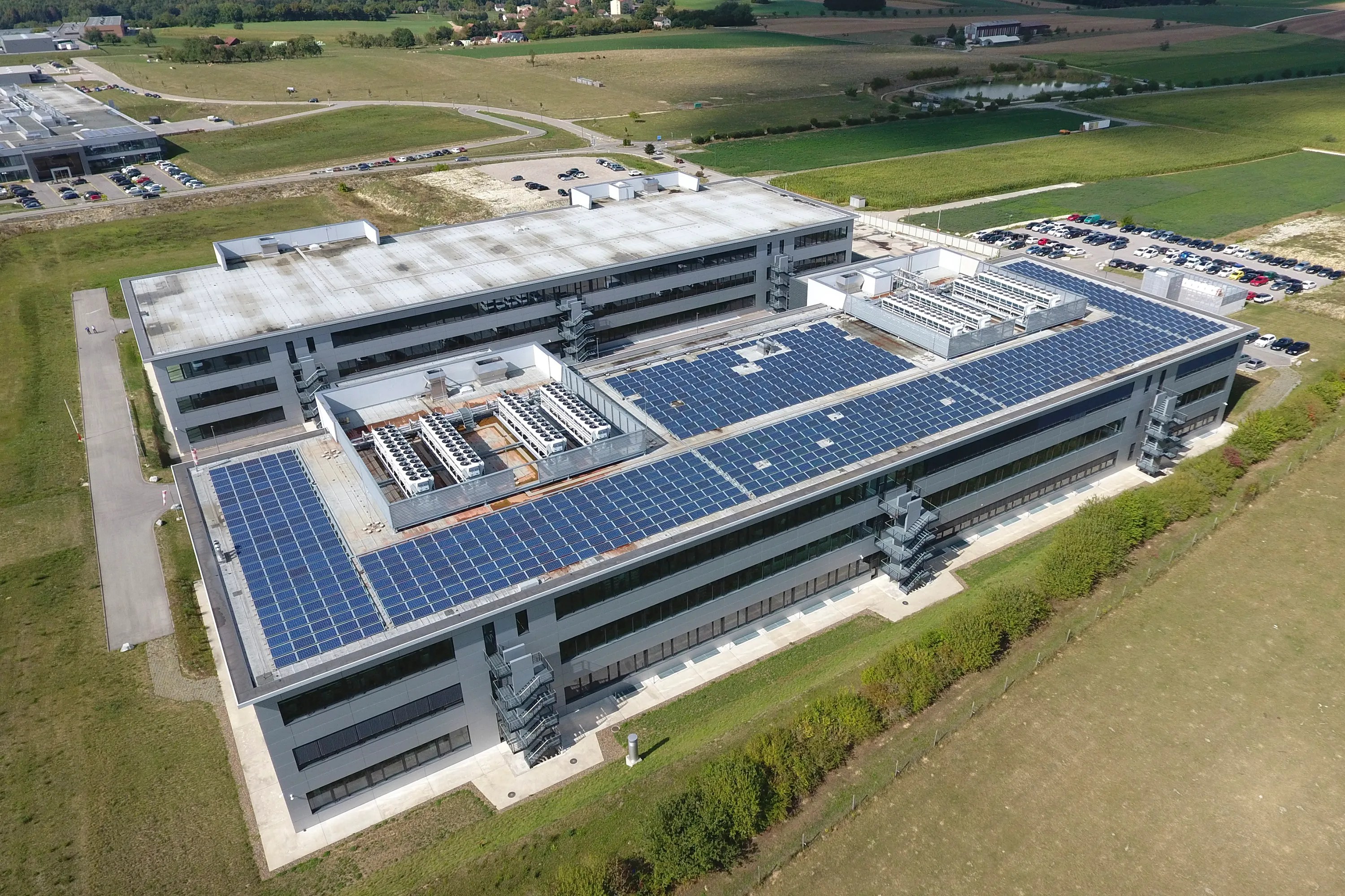 10年來，這家毗鄰瑞法邊境汝拉地區的工廠一直在生產斯沃琪機械錶配備的Sistem51機芯。
