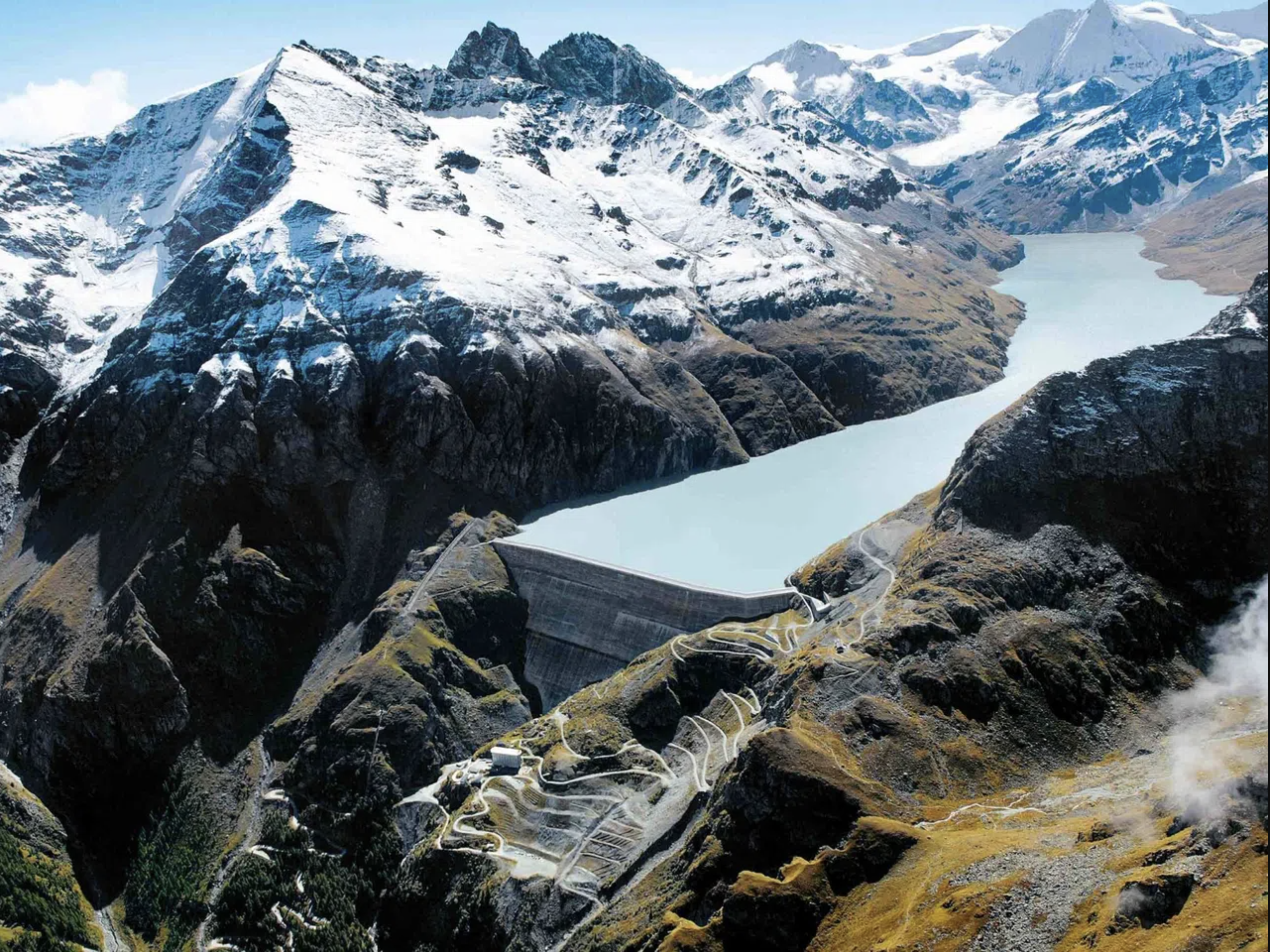 Die Stauanlage Grande Dixence, hier die Gewichtsstaumauer (1951–1961) sammelt Wasser von 35 Gletschern im Wallis.