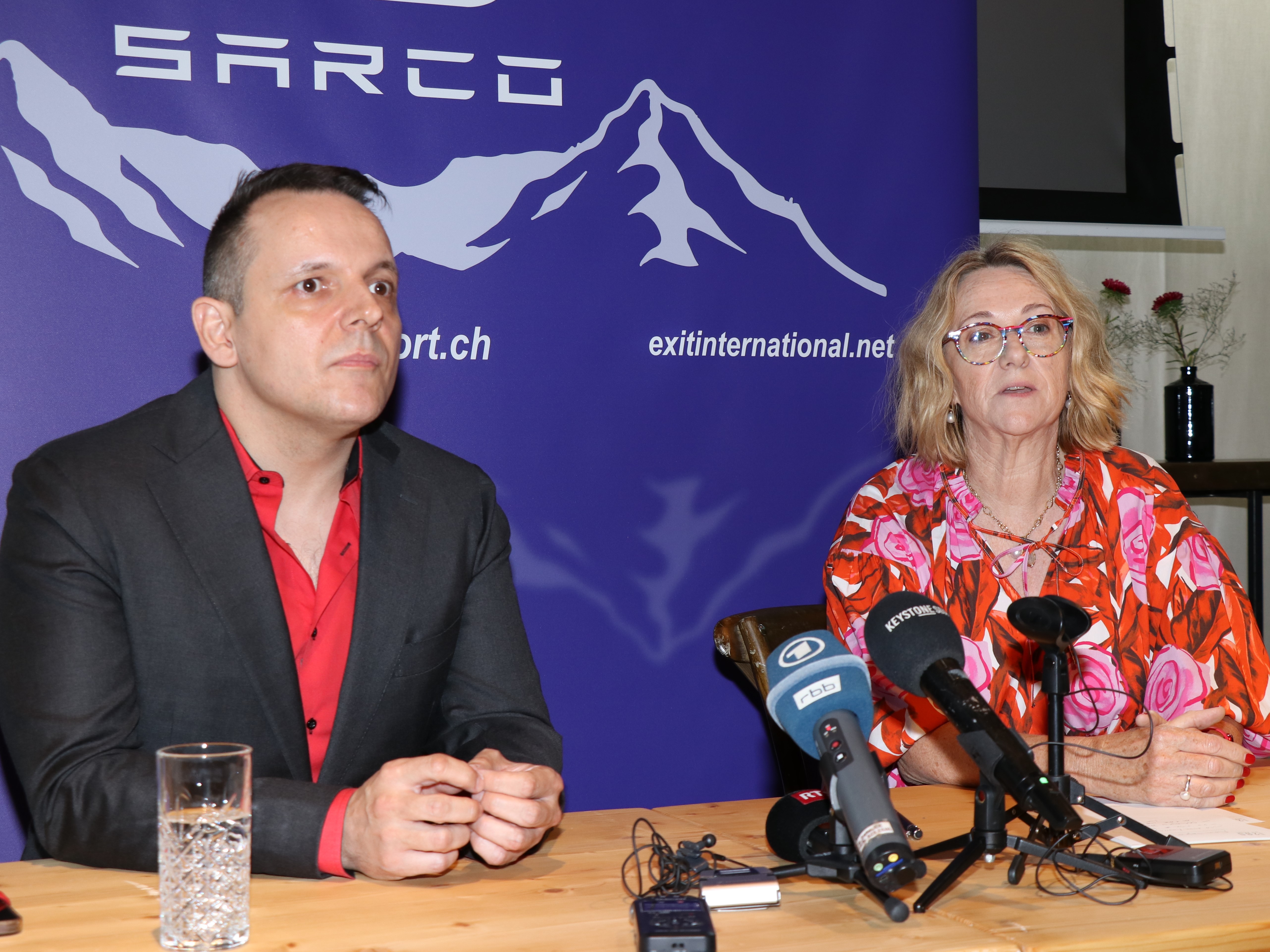 Fiona Stewart und Florian Willet von der neu gegründeten Organisation "The Last Resort" an der Pressekonferenz in Zürich. Ihrer Meinung nach bietet Sarco den friedlichsten Tod überhaupt, ohne Medikamente und Ärzte.
