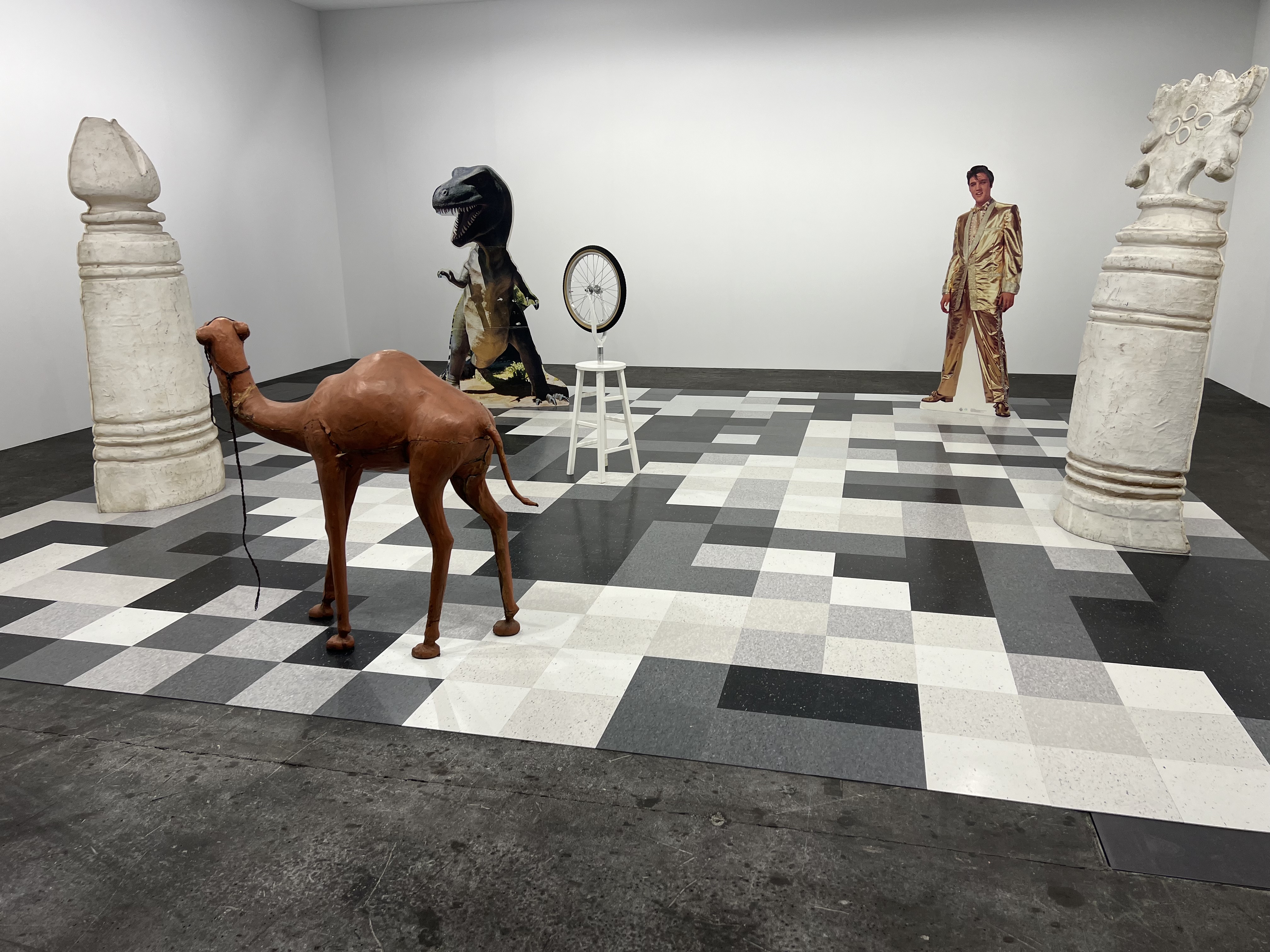 「世界はチェス盤だ」。2024年6月、アート・バーゼル「アンリミテッド」部門で展示された米国人アーティスト、ルーツ・バーカー作の「CHESS」（2012年）