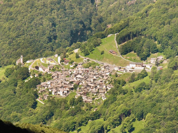 Il villaggio di Indemini visto dall'alto.