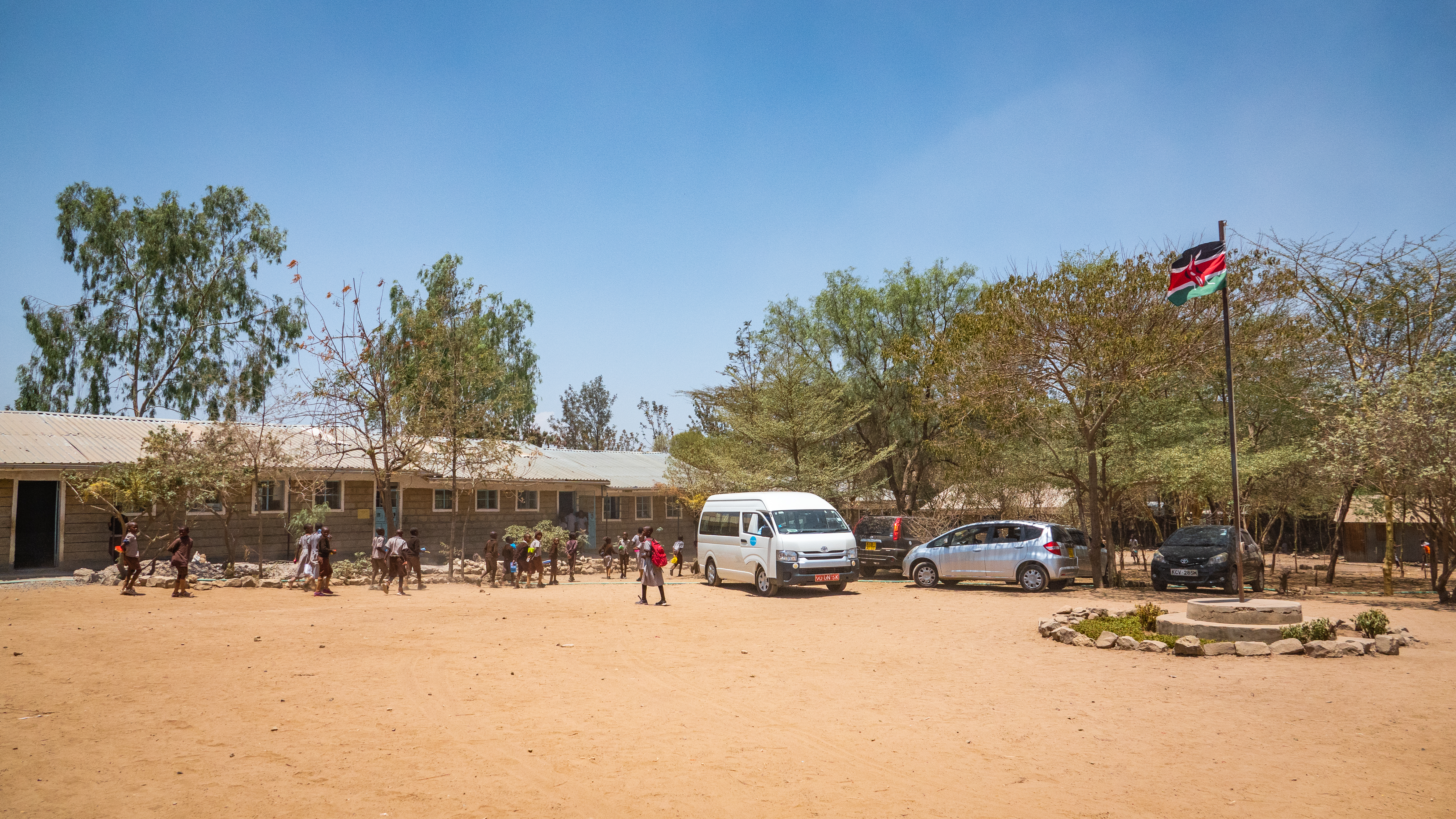 cortile di una scuola elementare in kenya