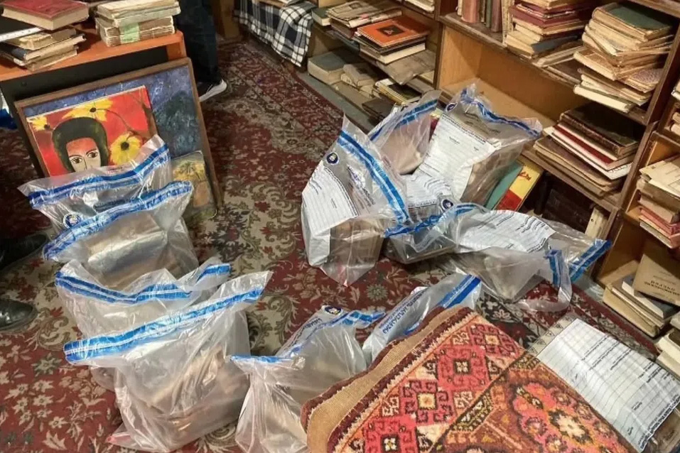 Bücher in Plastiksäcke