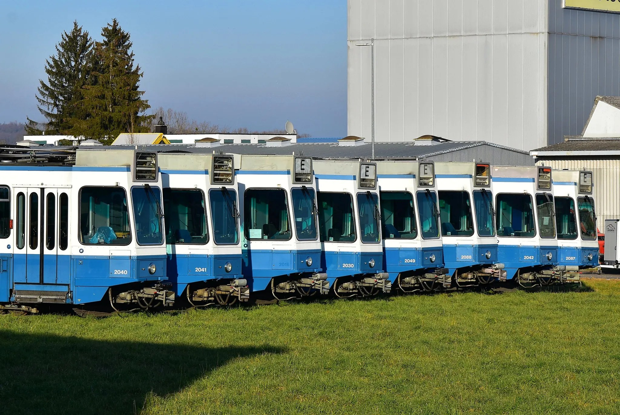 2023 年，首批35輛電車從蘇黎世出發，經過兩週的鐵路和公路旅程，抵達烏克蘭中部的文尼察。