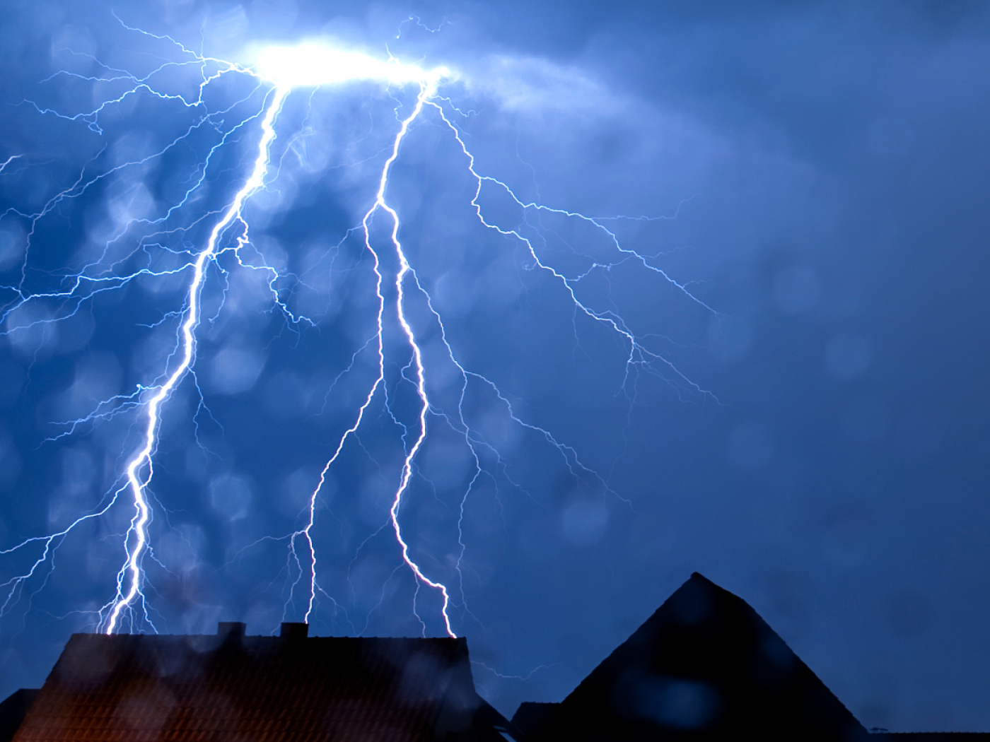 Thunderstorms lead to power cuts in two Graubünden municipalities