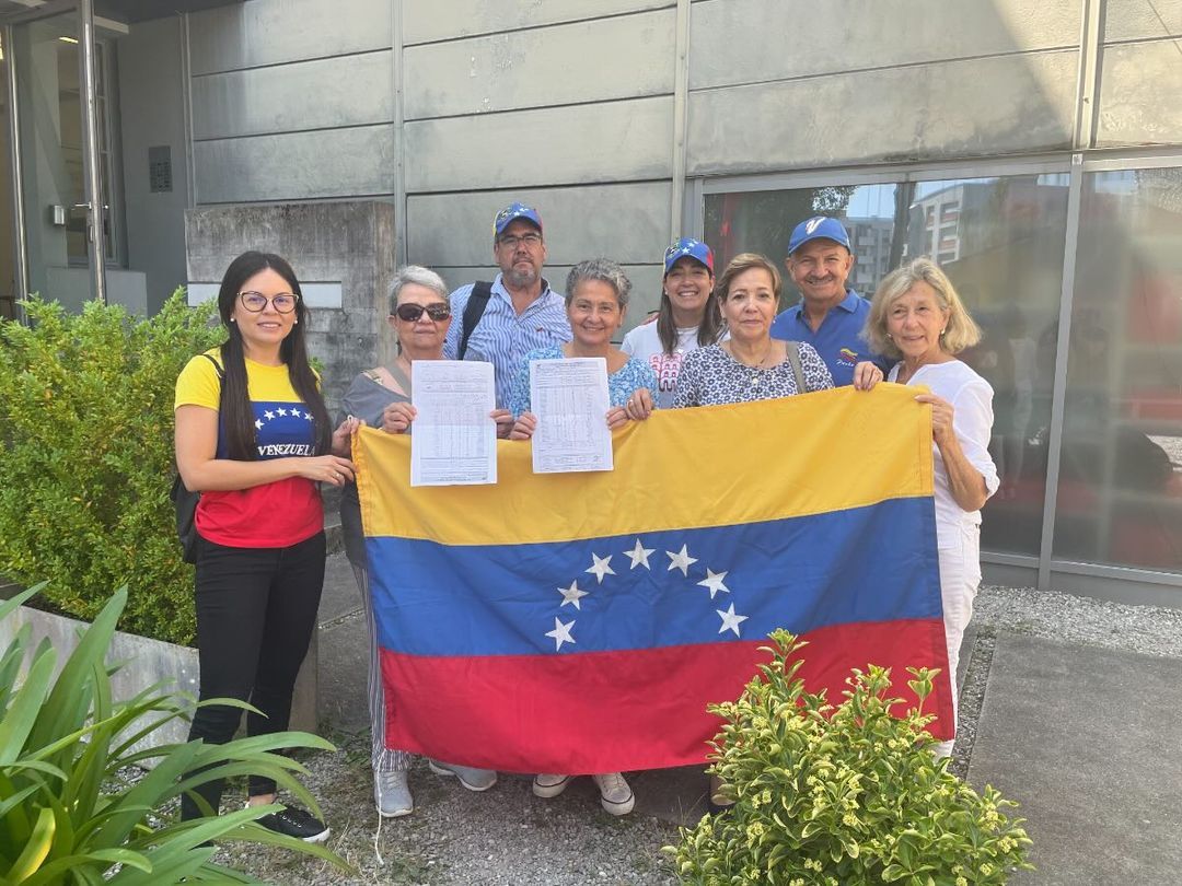 El equipo de defensa electoral de la campaña opositora «Con María Corina» estuvo el lunes en la embajada de Venezuela en Berna para realizar el recuento de votos.